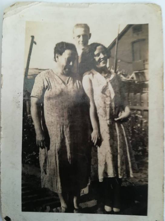 May L Rockliffe with mother and husband