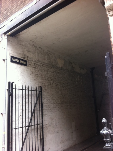 Closer view of the entrance to Harpur Mews